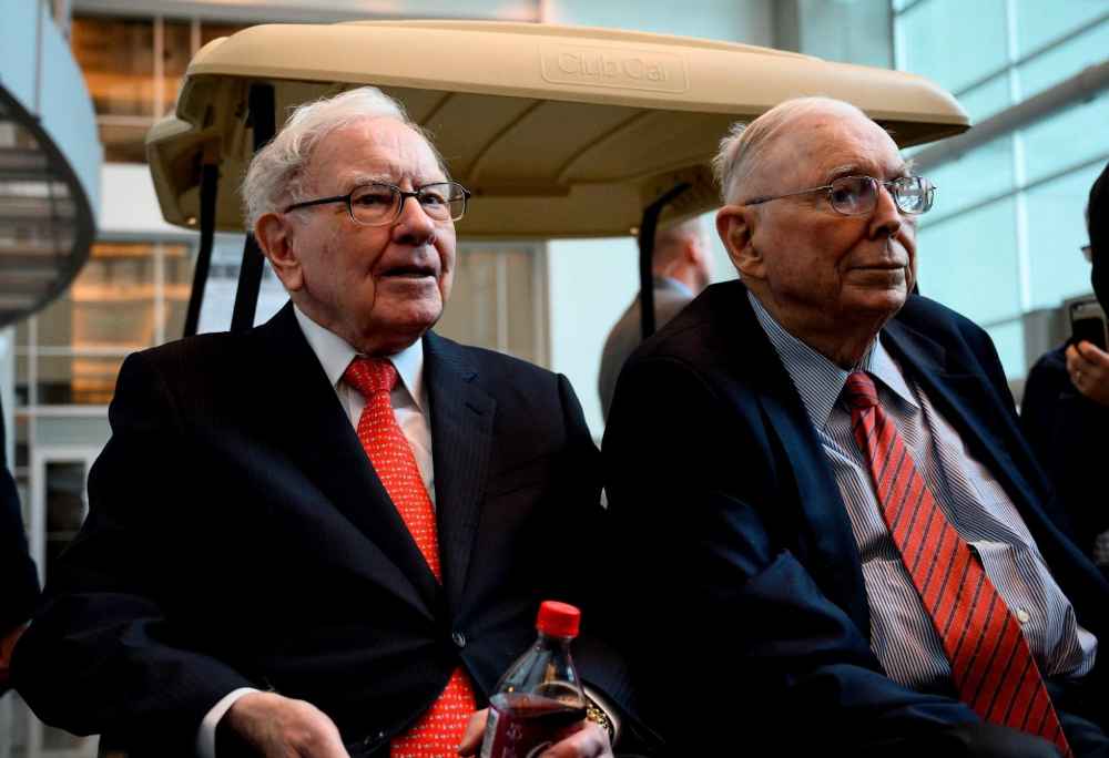 Buffett mourns Munger says Berkshire's peak is over